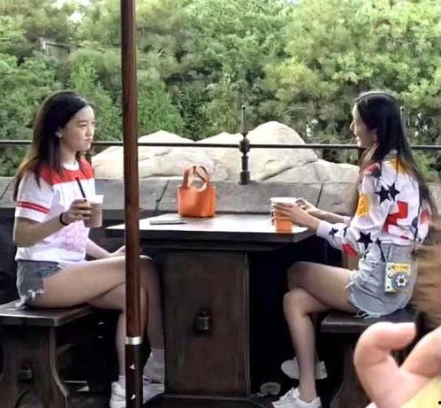 娱乐吃瓜酱给闺蜜打掩护,娱乐吃瓜酱巧妙为好友解围